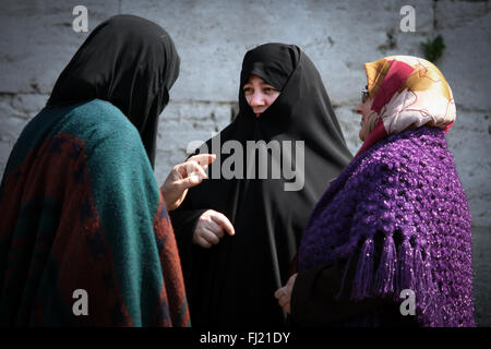 Muslimische Frauen mit traditioneller Kleidung (Niqab hijab) in einer Straße in Istanbul, Türkei Stockfoto