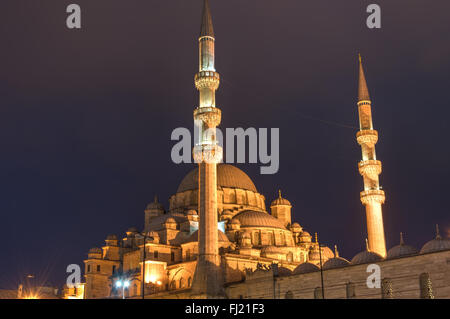 Die neue Moschee in Istanbul, Türkei, in der Nacht Stockfoto