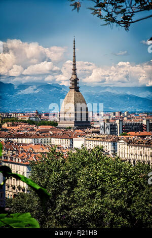 Panorama von Turin Stadtzentrum entfernt, in Italien, an einem sonnigen Tag mit Mole Antonelliana und Alpen im Hintergrund Stockfoto