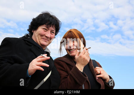 Zwei glücklich lächelnde Türkische Frauen rauchen auf der Straße in Istanbul Stockfoto