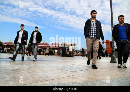 Männer gehen auf der Straße in der Nähe der Galata-Brücke, Istanbul, Türkei Stockfoto