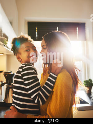 Mutter und Tochter Spaß, lachen und liebkosen einander Stockfoto