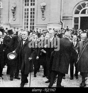 Vertrag von Versaille. Französischer Ministerpräsident Georges Clemenceau, US-Präsident Woodrow Wilson und der britische Premierminister David Lloyd George verlassen das Schloss von Versailles nach Unterzeichnung des Friedensvertrages am 28. Juni 1919. Stockfoto