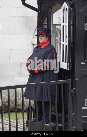 der Tower of London, offiziell genannt ein Yeoman Warder, allgemein bekannt als ein Beefeater bewachen Stockfoto