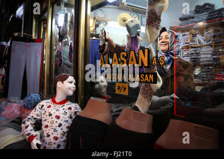 Eine muslimische Frau macht das Einkaufen in einem Bekleidungsgeschäft im Zentrum von Istanbul, Türkei Stockfoto