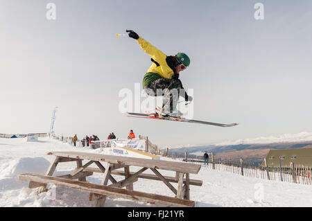 Nevis Range, Schottland. 28. Februar 2016. Konkurrenten genossen sehr gute Bedingungen für der Nevis Range Rail Jam Wettbewerb heute Credit: Kenny Ferguson/Alamy Live News Stockfoto