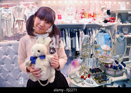 Japanische Mädchen (kawaii Fashion Trend) in Laforet Harajuku, Tokio Stockfoto