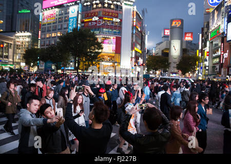 Zwei Leute Nehmen selfie in der Menschenmenge beim Shibuya Crossing, Tokio Stockfoto