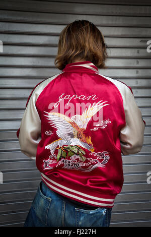 Mann mit schönen "Japan" Jacke in Tokio, Japan. Stockfoto