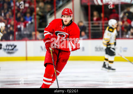 Raleigh, North Carolina, USA. 26. Februar 2016. Carolina Hurricanes Verteidiger Noah Hanifin (5) während des NHL-Spiels zwischen den Boston Bruins und die Carolina Hurricanes in der PNC-Arena. © Andy Martin Jr./ZUMA Draht/Alamy Live-Nachrichten Stockfoto