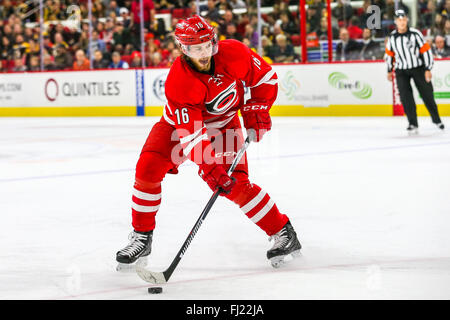 Raleigh, North Carolina, USA. 26. Februar 2016. Carolina Hurricanes center Elias Lindholm (16) während der NHL-Spiel zwischen den Boston Bruins und die Carolina Hurricanes in der PNC-Arena. © Andy Martin Jr./ZUMA Draht/Alamy Live-Nachrichten Stockfoto