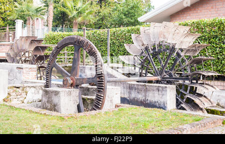 Alten Eisenrad eine Wassermühle. Ruine einer Wassermühle. Stockfoto