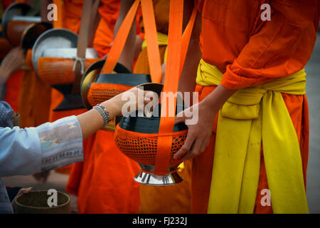 Tak Bat Ritual - Buddhistische Mönche erhalten Reis und Lebensmittel aus pupulation am frühen Morgen in Luang Prabang, Laos, Asien Stockfoto