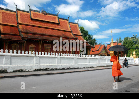 Buddhistischer Mönch zu Fuß in den Straßen von Luang Prabang vor Wat Mai Tempel, Laos, Asien Stockfoto