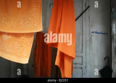 Orange Safran farbige Tracht buddhistischer Mönch in Luang Prabang, Laos, Asien Stockfoto