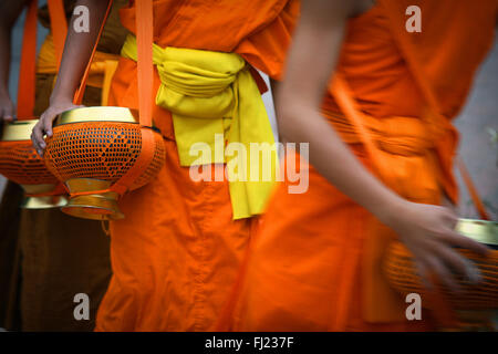 Tak Bat Zeremonie am Morgen - Buddhistische Mönche erhalten Reis und Essen von Bevölkerung in Luang Prabang, Laos, Asien Stockfoto