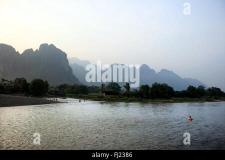 Typische Landschaft rund um das Dorf Vang Vieng, Laos, Südostasien Stockfoto