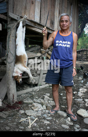 Mann töten Hund für Essen in Vang Vieng, Laos, das Tragen der ame gleichen 'T Shirt Stockfoto