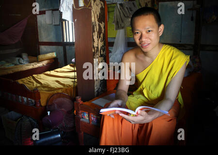 Portrait von buddhistischen Mönch im Kloster Luang Prabang, Laos, Asien Stockfoto