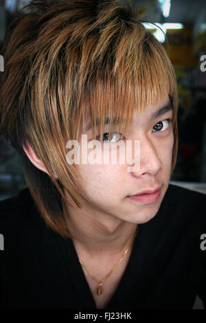 Portrait der Malaysischen junger Mann mit blondem Haar in Kuala Lumpur, Malaysia Stockfoto