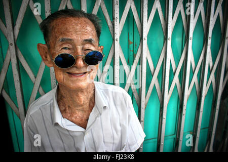 Mann mit Sonnenbrille in den Straßen von Georgetown, Penang, Malaysia Stockfoto