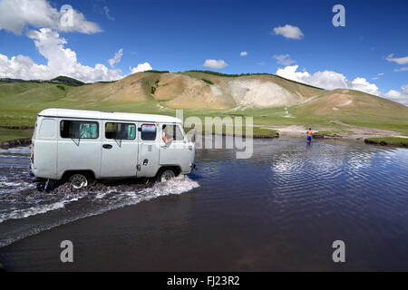 Alte russische Van in der Mongolei durch einen Fluss in der Mitte von Nirgendwo Stockfoto