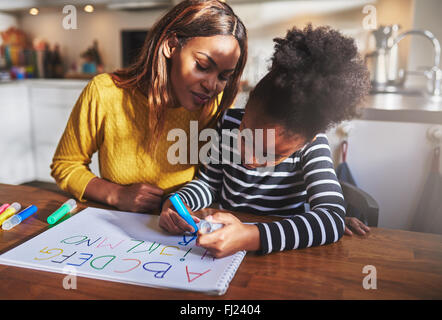 Kleines Mädchen lernen das Alphabet mit farbigen Buchstaben Stockfoto