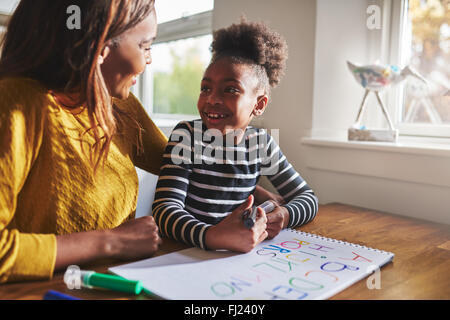 Kleine schwarze Mädchen lernen für Grundschule berechnen Stockfoto