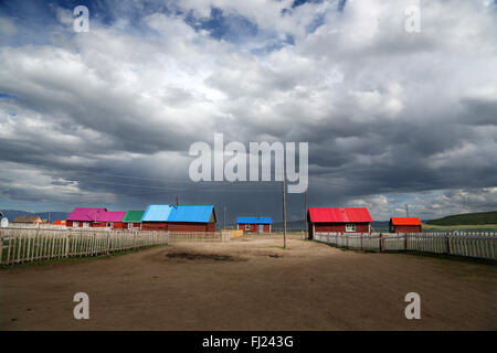 Häuser mit farbigen Dächer in Tsagaan Nuur Dorf, Mongolei Stockfoto