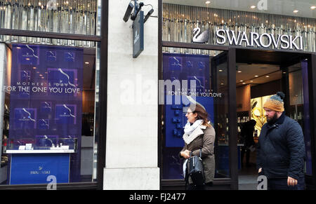London, UK. 27. Februar 2016. Swarovski Store an der Regent Street im Londoner Westend mit Mother Day Schaufenster Stockfoto