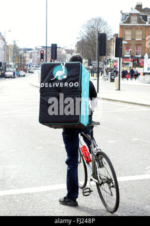 Deliveroo Essen Lieferung Service Fahrradkurier, London Stockfoto