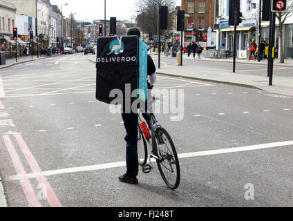 Deliveroo Essen Lieferung Service Fahrradkurier, London Stockfoto