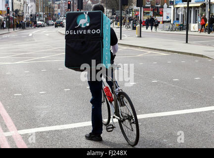 Deliveroo Essen Lieferung Service Fahrradkurier, London Stockfoto