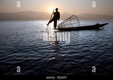 Landschaft der Burmesischen traditionelle Fischer auf dem Inle See von Sunrise, Myanmar Stockfoto