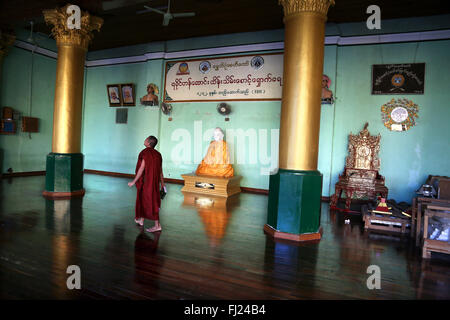 Buddhistischer Mönch zu Fuß innerhalb der Shwedagon Pagode, Yangon, Myanmar Stockfoto