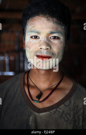 Junge Kerl mit thanaka Pulver auf seinem Gesicht in Rangun, Myanmar Stockfoto