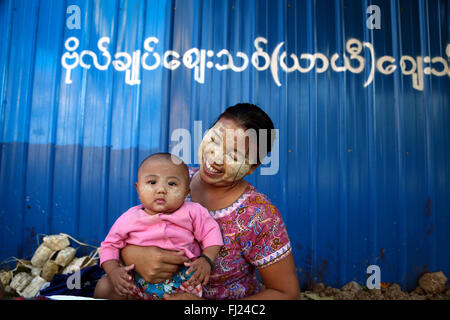 Mutter und Kind in Rangun, das Tragen von thanaka auf ihren Gesichtern Stockfoto