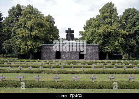 Der Eingang Krypta angesehen über einige Kreuze/Grabsteine auf dem deutschen Soldatenfriedhof Lommel, Lommel, Belgien. Stockfoto