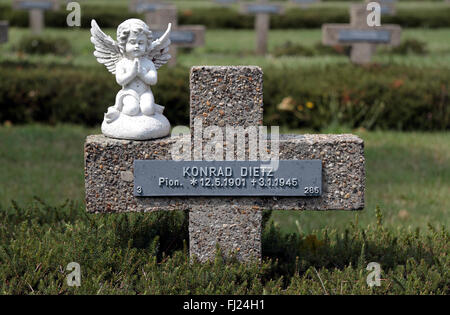 Nahaufnahme von einem Kreuz in der deutschen Kriegsgräberstätte Lommel, Lommel, Belgien. Stockfoto