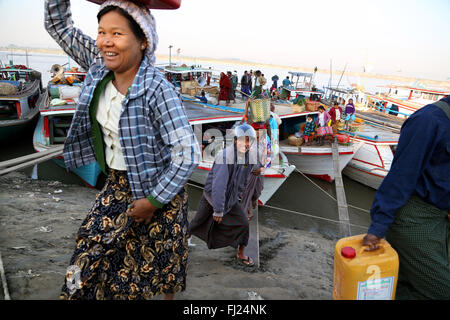 Menschen in Bagan Hafen arbeiten, Myanmar Stockfoto