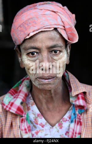 Burmesischen Frau in Rangun, Myanmar, das Tragen von thanaka Pulver auf ihrem Gesicht Stockfoto