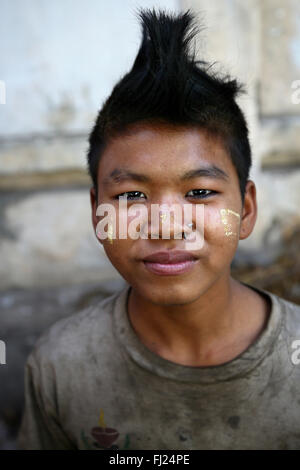 Portrait von Burmesischen jungen Kerl mit punky Haar und thanaka auf seinem Gesicht - Myanmar Stockfoto