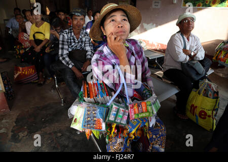 Die Menschen warten auf den Bus Busbahnhof in Rangun, Myanmar Stockfoto