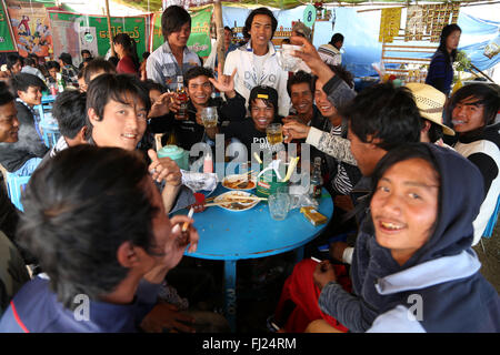 Junge Menschen, die Spass am Bier trinken Nyaung Shwe, Myanmar Stockfoto