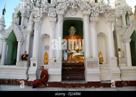 Buddhistischer Mönch Meditation in der Shwedagon Pagode, Rangun Stockfoto