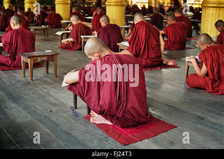 Buddhistische Mönche in Klassenzimmer in Maymio Kloster, Myanmar Stockfoto