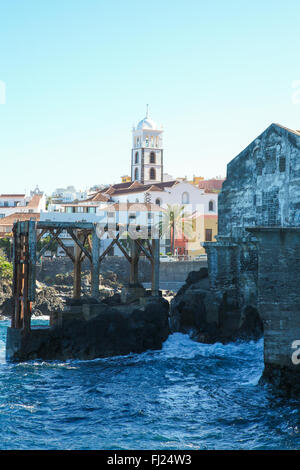 GARACHICO, Spanien - 20. Januar 2016: Blick auf das Zentrum und die Kirche Santa Ana in Garachico, Teneriffa, Kanarische Inseln, Spai Stockfoto