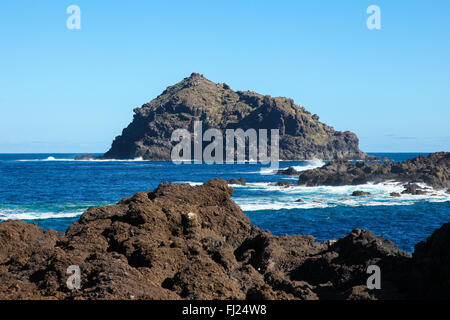 Roque de Garachico ist eine kleine Insel oder Roque befindet sich an der Nordküste der Insel Teneriffa in der Nähe von Garachico. Stockfoto