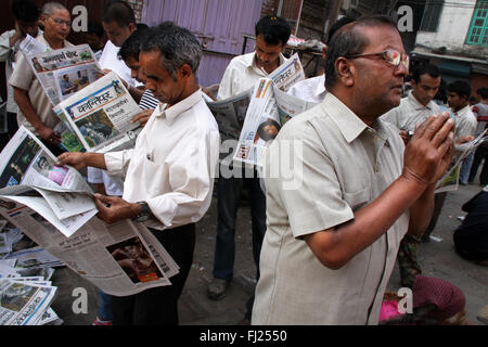 Menschen lesen Zeitungen in den Straßen von Katmandu, Nepal Stockfoto