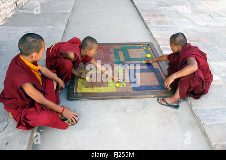 Buddhistische Mönche im Kloster Gompa, in Boudhanath, Nepal Stockfoto